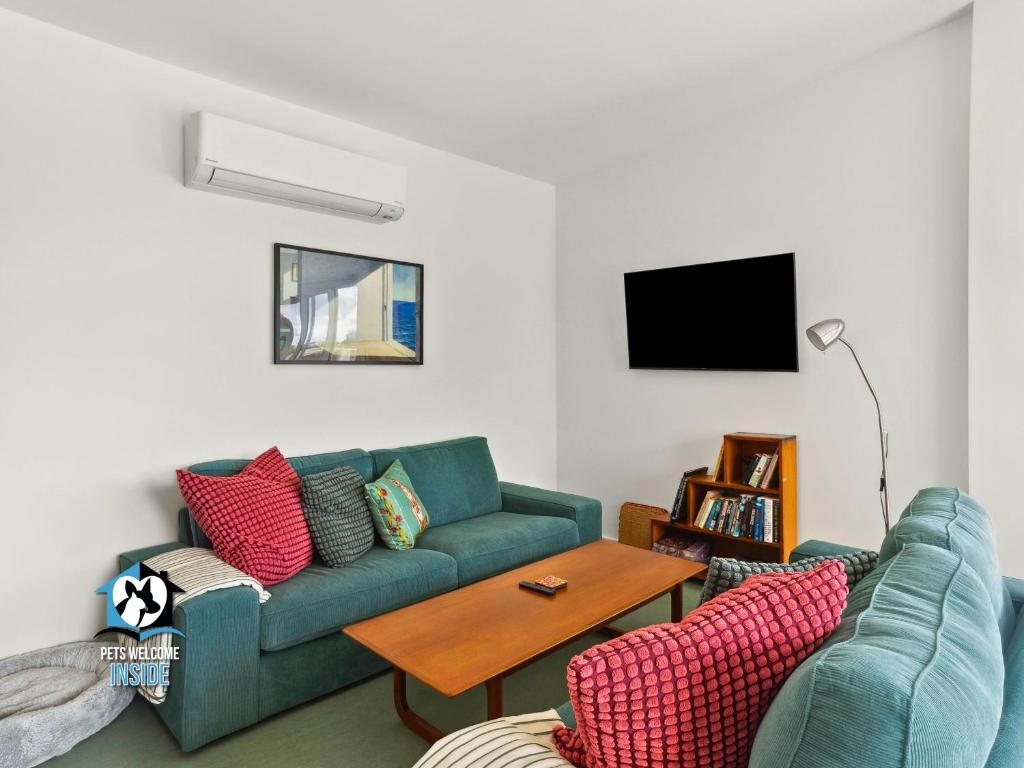 3BR Retro Charm Beach House Getaway photo 1