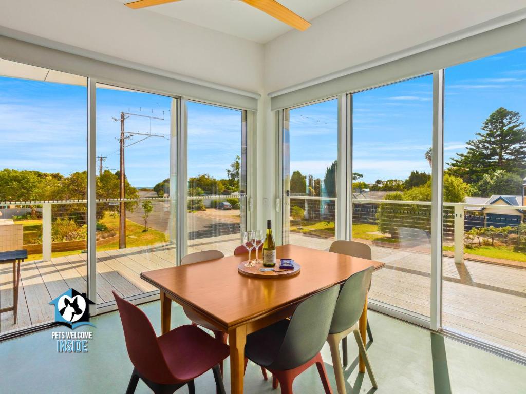 3BR Retro Charm Beach House Getaway photo 4