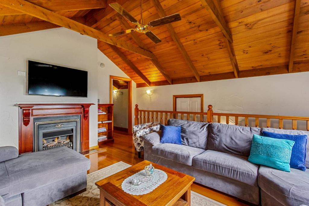 StayAU Luxury Candlewick Cottage in Dandenong photo 1