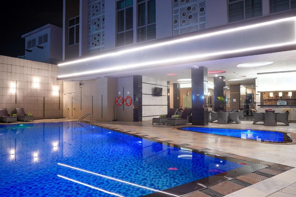 Nagoya Hill Hotel Batam - Tap to explore photos
