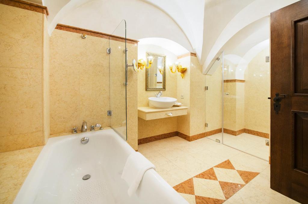 Двухместный (Стандартный двухместный номер с 1 кроватью, без окна), Arcadia Hotel