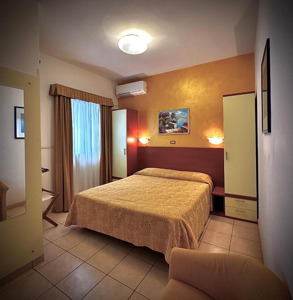 Hotel La Parigina - Tap to explore photos