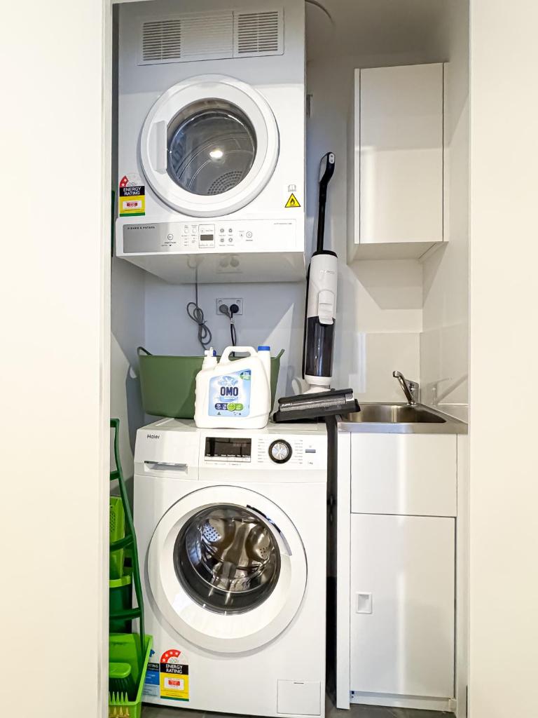 Brand new Kingbed apartment free Netflix & parking photo 1