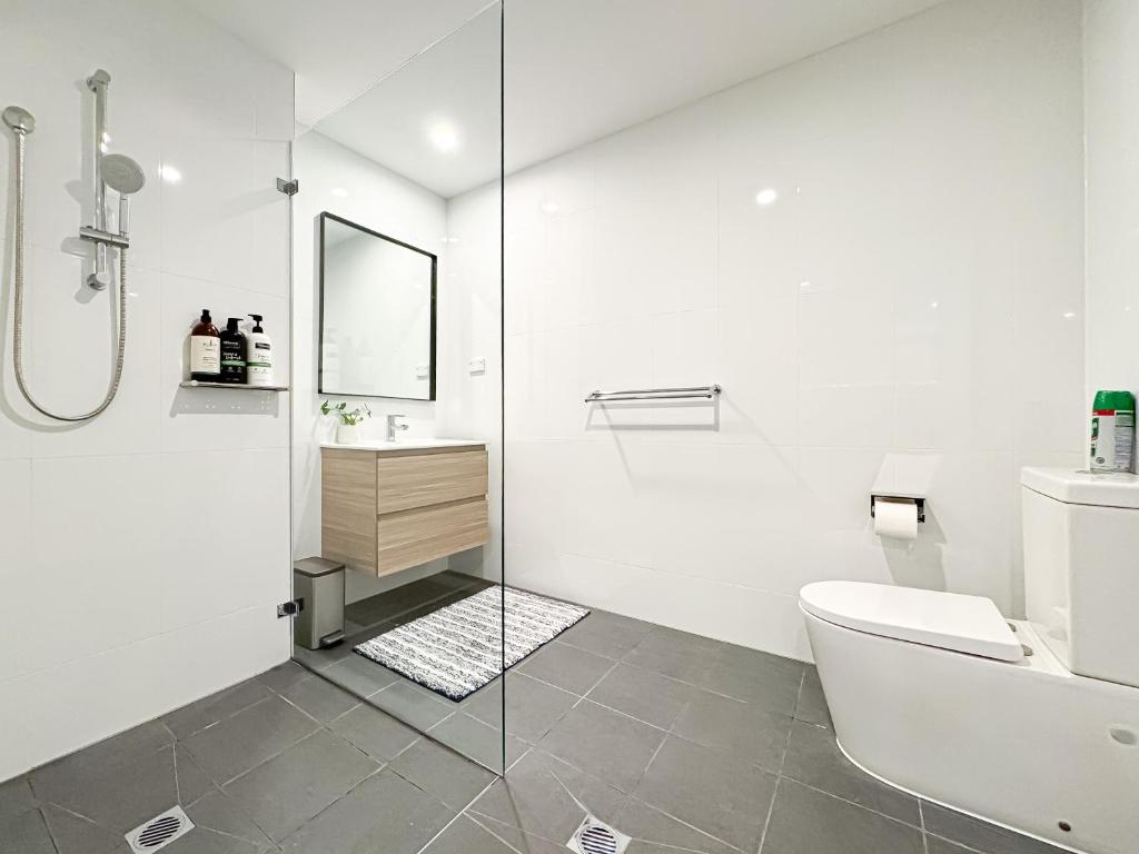 Brand new Kingbed apartment free Netflix & parking photo 2