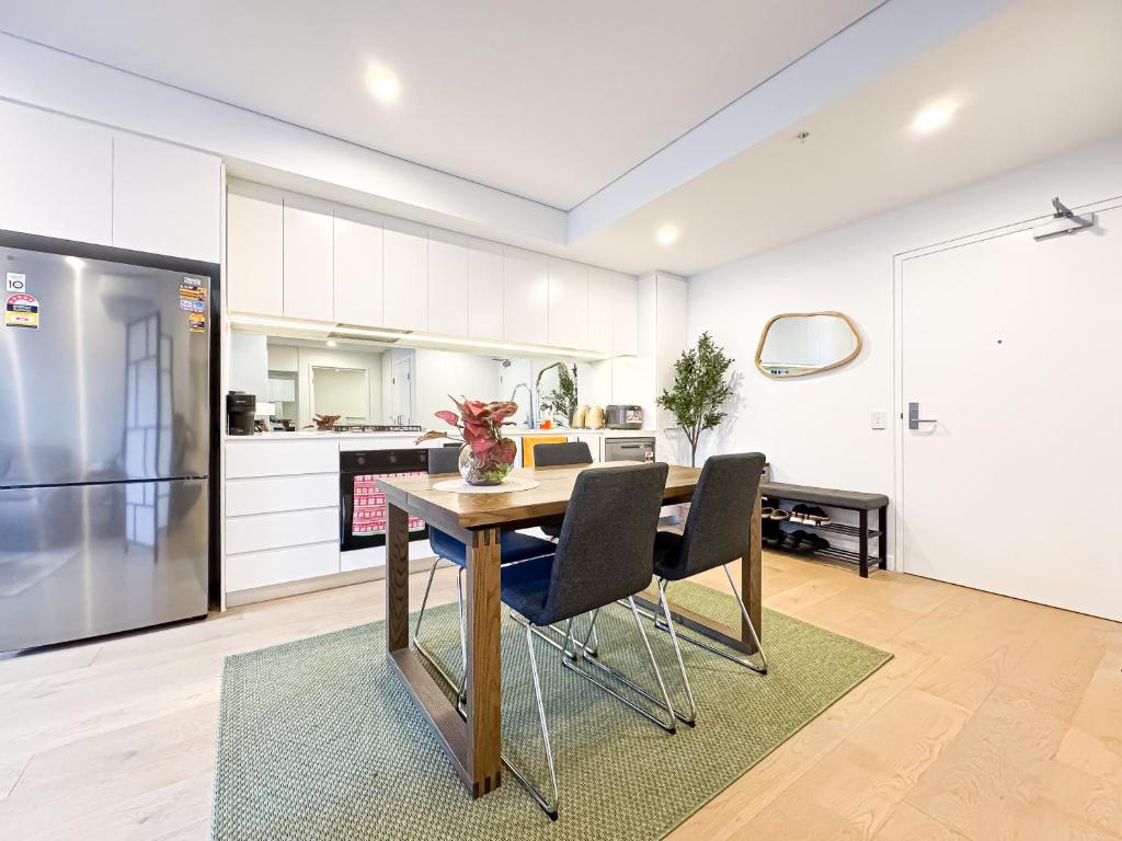 Brand new Kingbed apartment free Netflix & parking photo 3