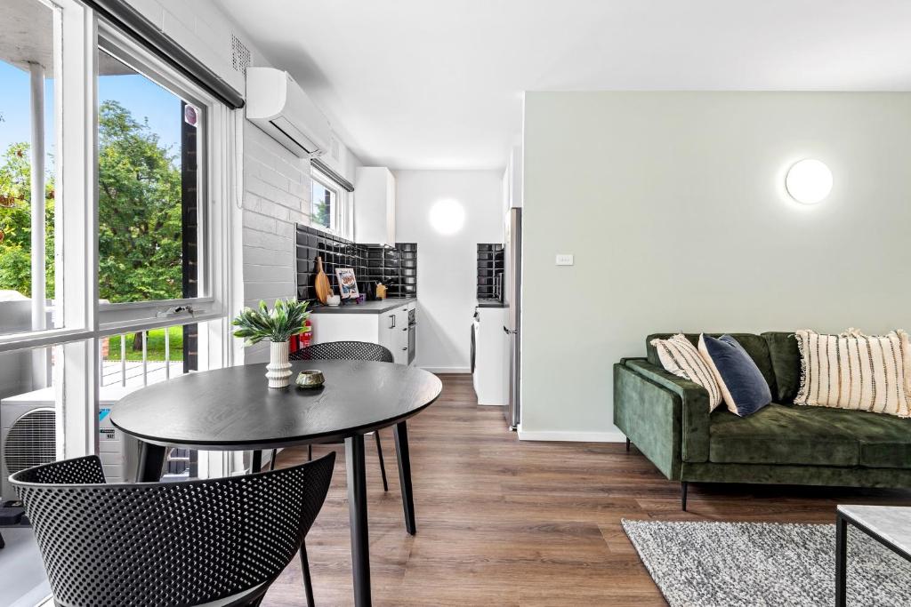 Contemporary 1-Bed Apartment with Park Views photo 1