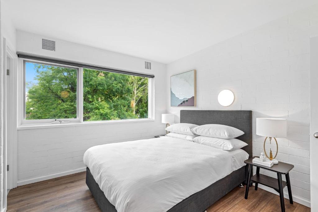 Contemporary 1-Bed Apartment with Park Views photo 4