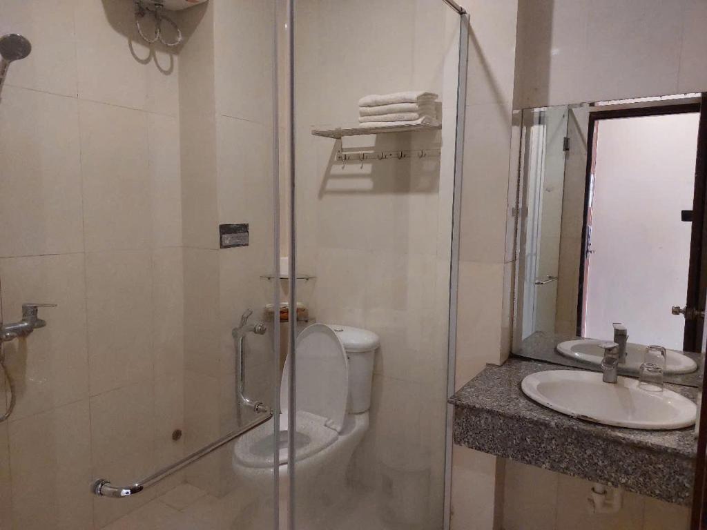 OYO 1067 Phuc Long Hotel - Tap to explore photos