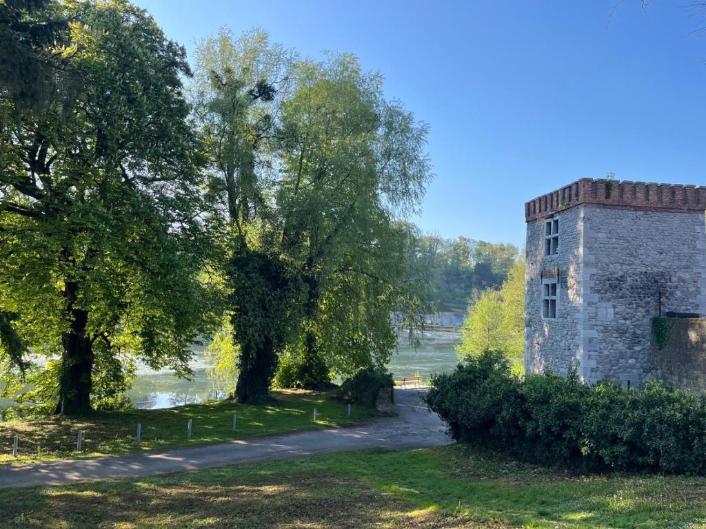 Tour de château à Barbençon photo 2