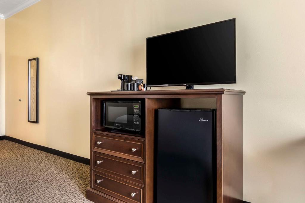 Best Western Plus Grapevine Inn - Tap to explore photos