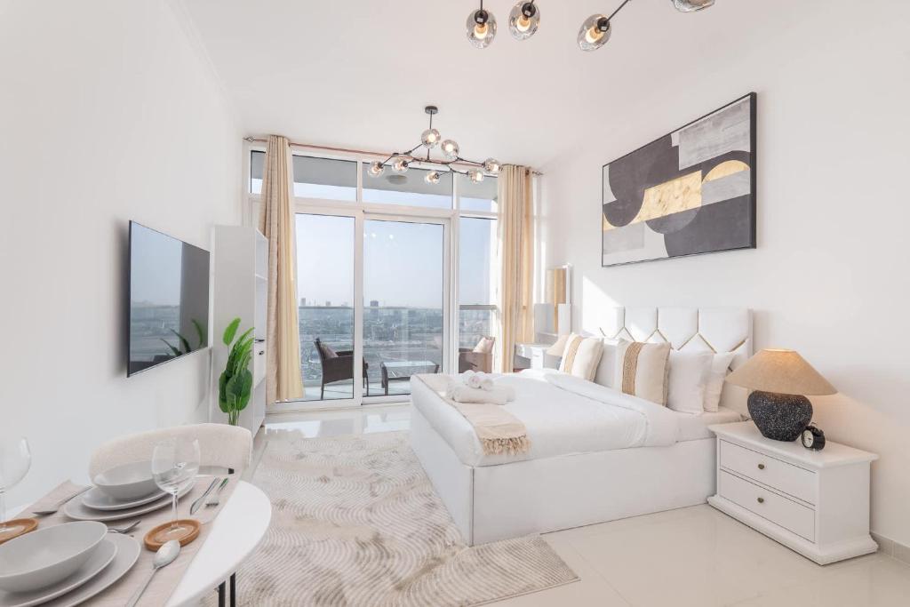 Beautifully Furnished Studio with Skyline Views photo 2