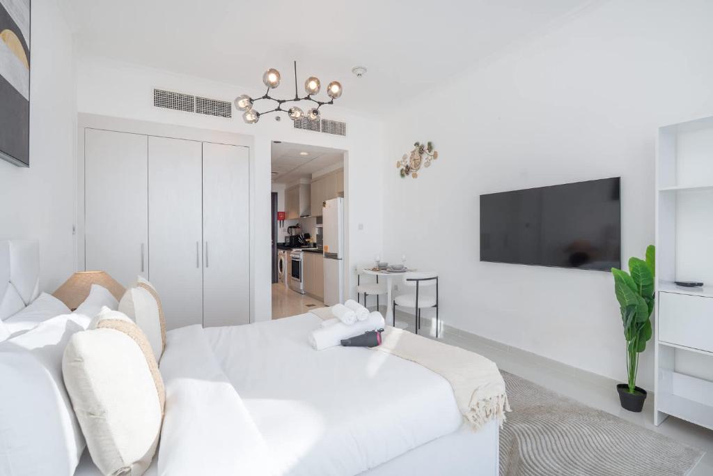 Beautifully Furnished Studio with Skyline Views photo 4