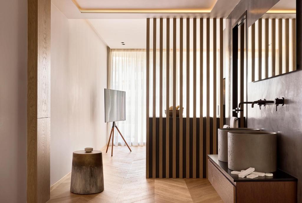Cama Luxury Suites Kavouri - Tap to explore photos