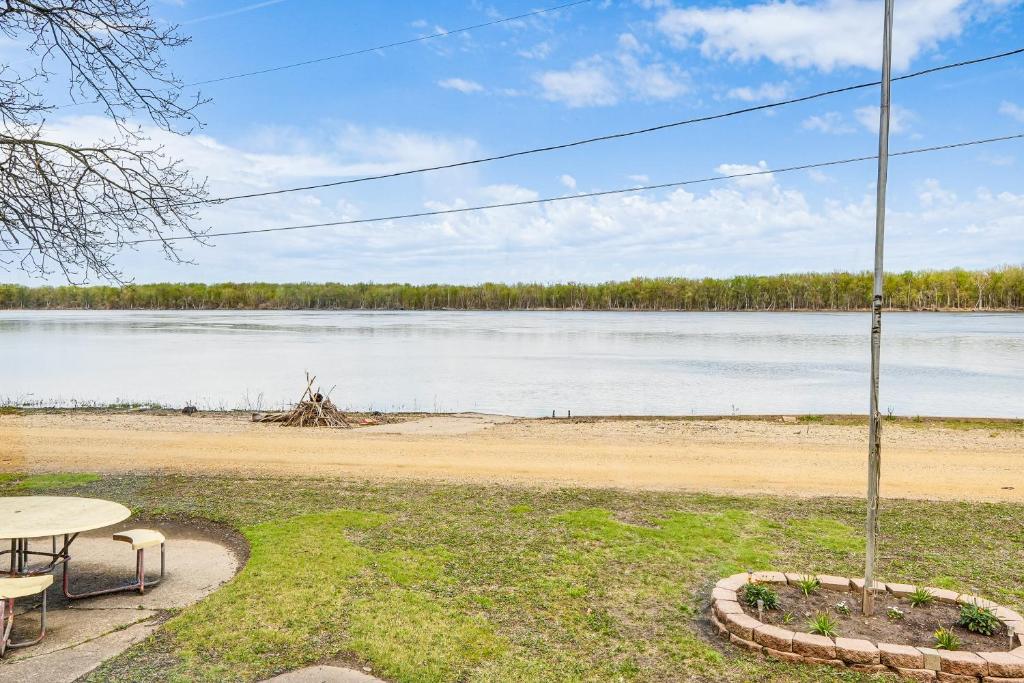 Cozy Home with Yard Steps to Mississippi River photo 1