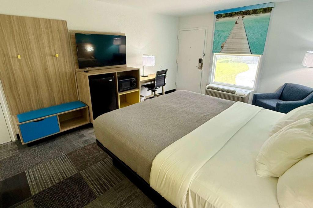 Days Inn by Wyndham Eglin AFB - Tap to explore photos
