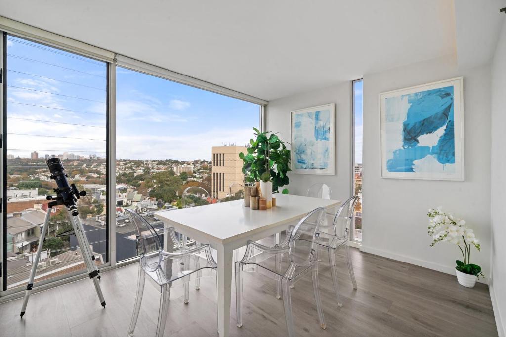 Bright 2BR Pad with Scenic City-View, Gym & Pool photo 2