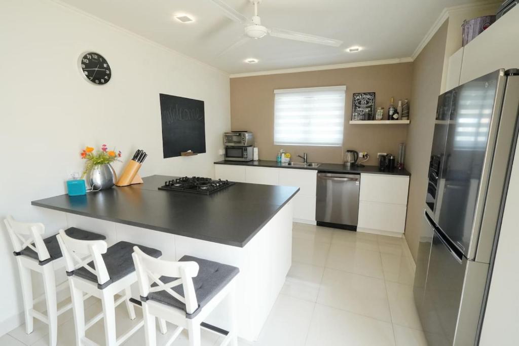 NEW 3BR 2BA Modern Clean Calbas Villa with Pool photo 3