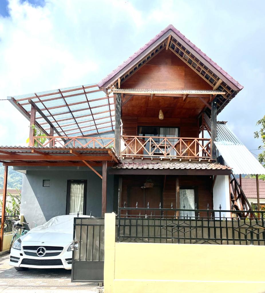 Woody House photo 1