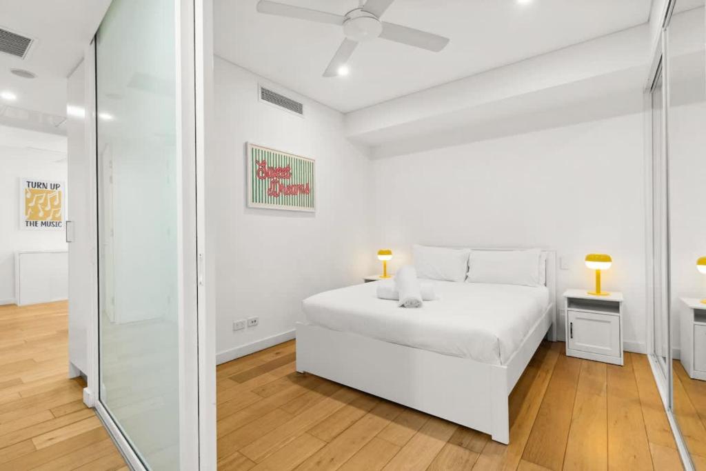 Central Luminous 2 Beds With Balcony Aircon - Tap to explore photos
