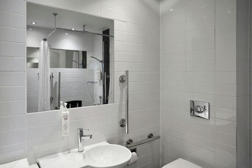 Four Points Flex by Sheraton Dundee - Tap to explore photos