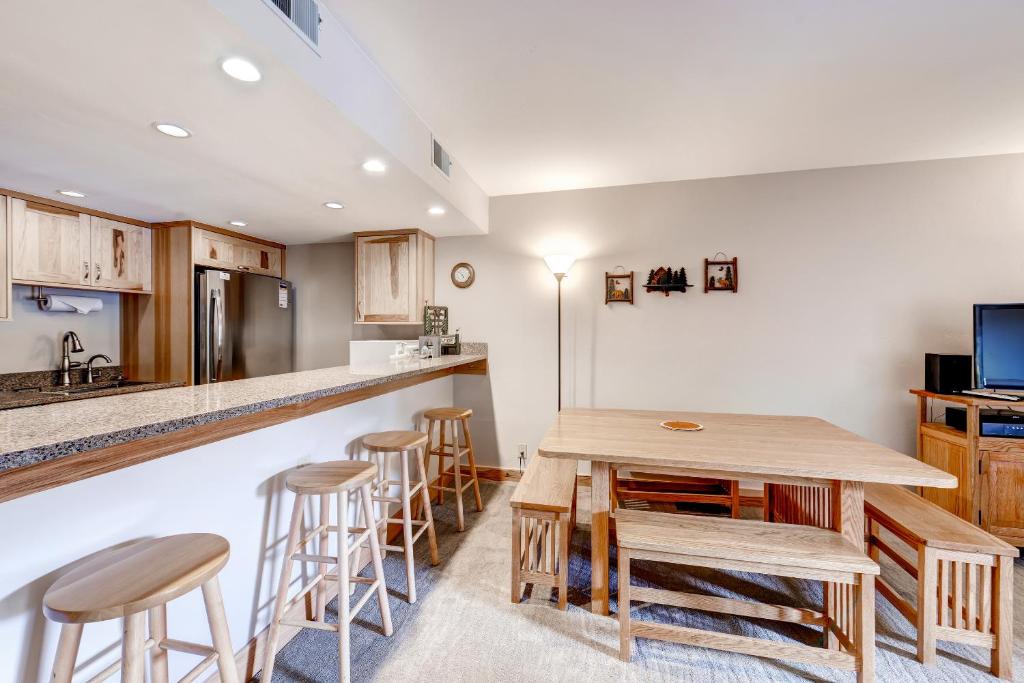 Two-Bedroom Mountainside Condo E259 photo 1
