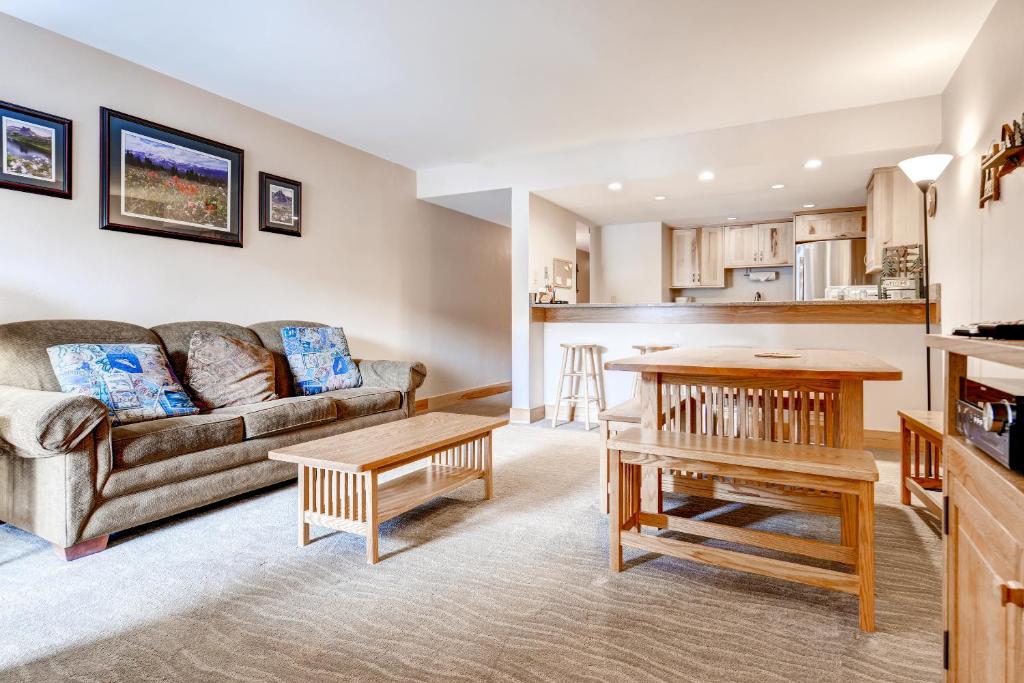 Two-Bedroom Mountainside Condo E259 photo 3