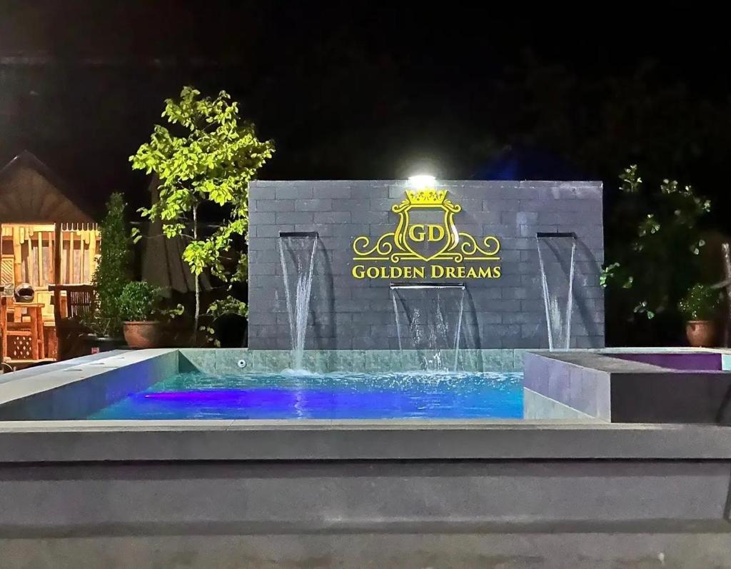 Golden Dreams Lodging Home - Tap to explore photos