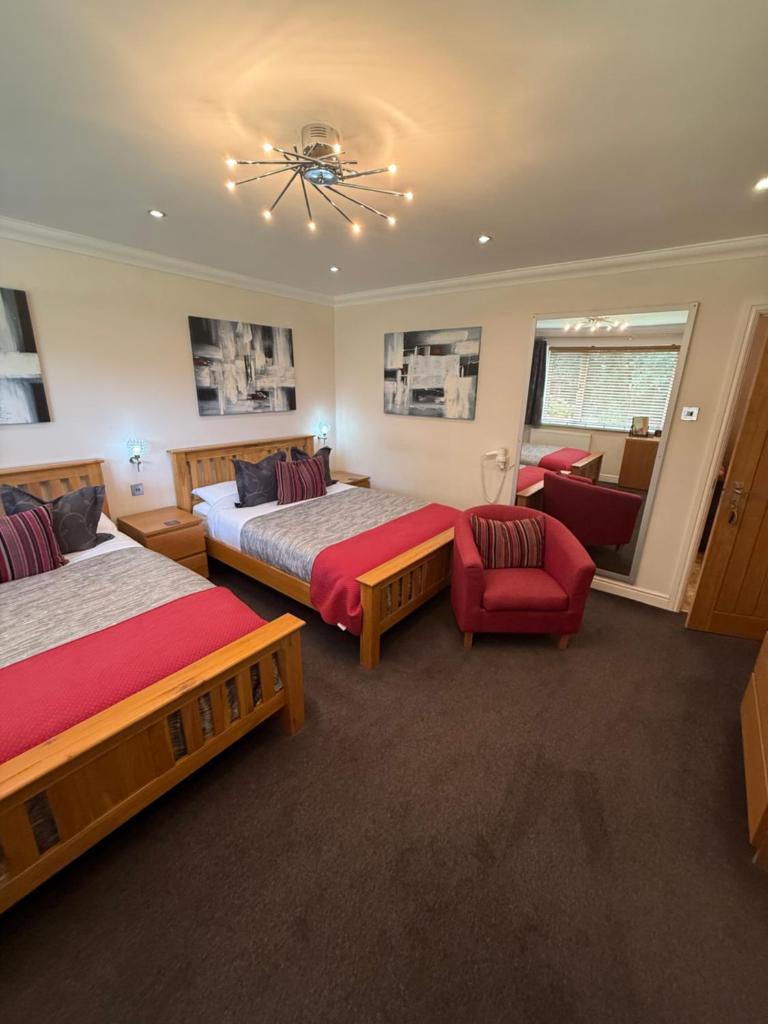 Barncroft Luxury Guest House - Tap to explore photos