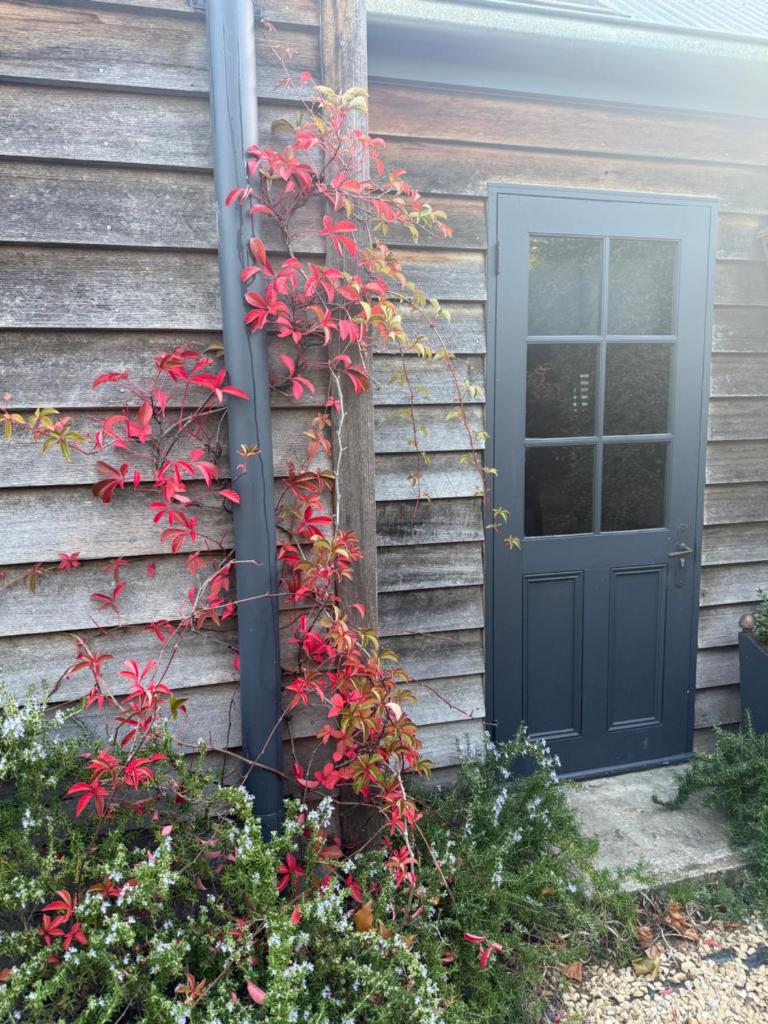 Elm Cottage Barn - Tap to explore photos