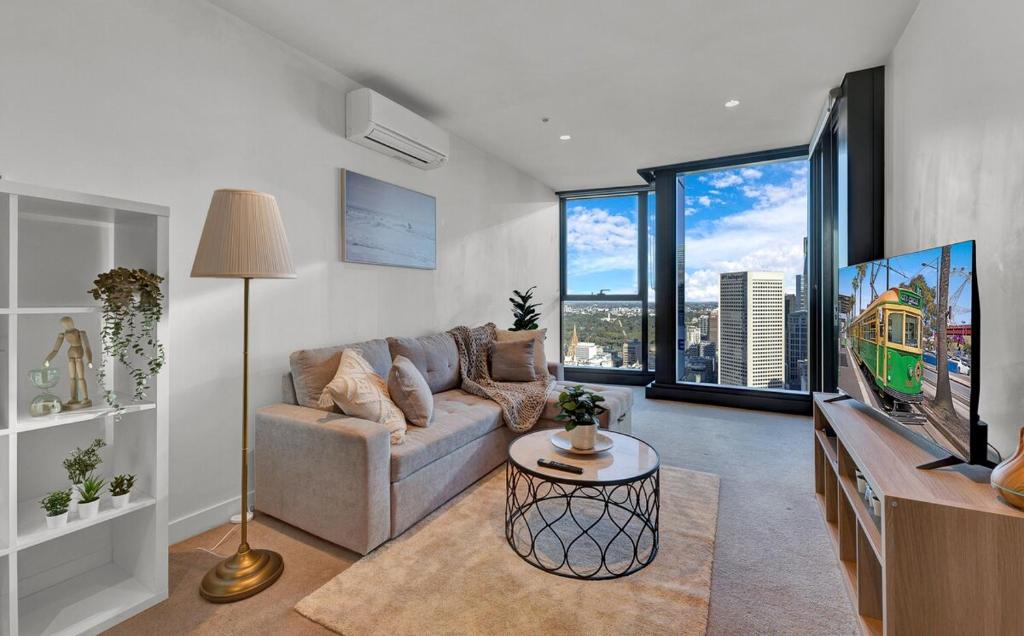 Lvl 42 2B1B Apartment with City Views - Central CBD Location