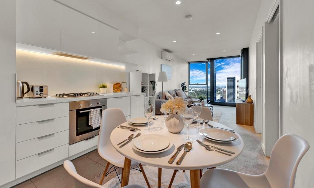 Lvl 42 2B1B Apartment with City Views - Central CBD Location photo 1