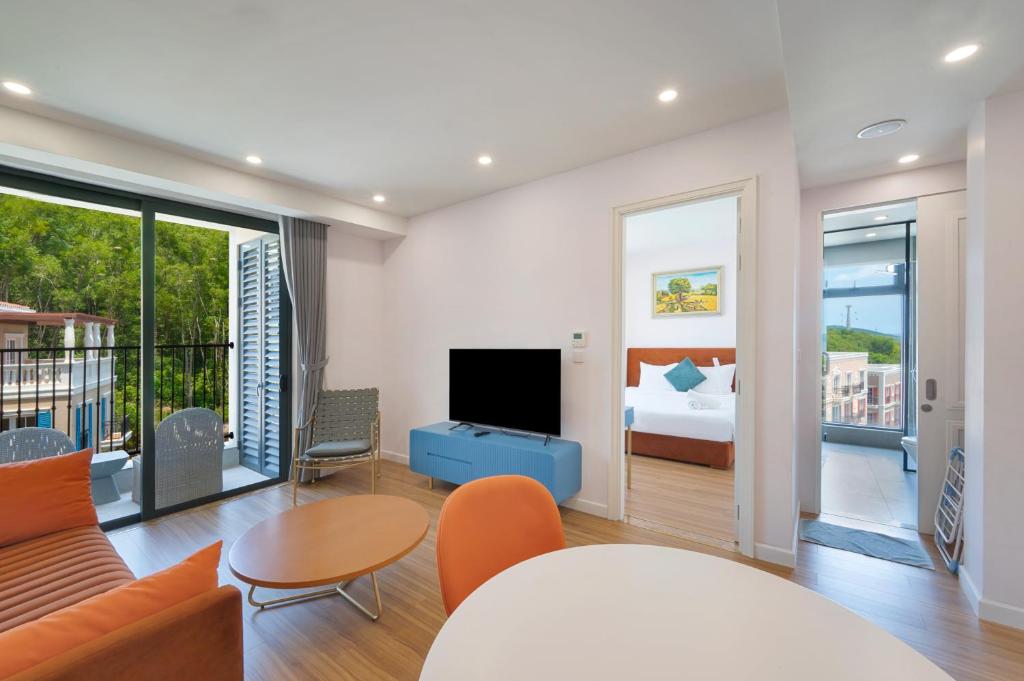 La isla Apartments & Villas - Sea View & Fireworks Phu Quoc Room Type - One Bedroom Deluxe Mountain View
