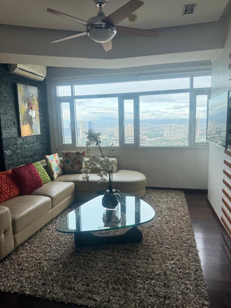 4 Bedroom Luxury Condo in Ortigas - Tap to explore photos