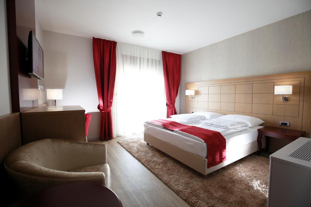 Двухместный (Двухместный номер с 1 кроватью и балконом), Hotel Raca