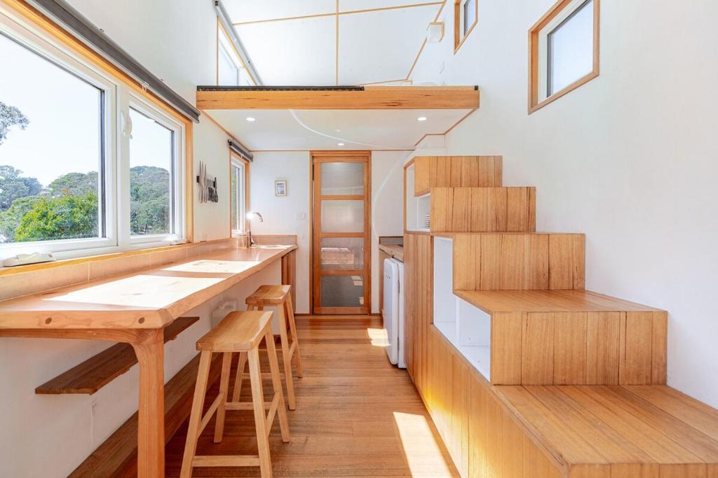 Off grid Tiny House in the bush, 5min from town photo 1