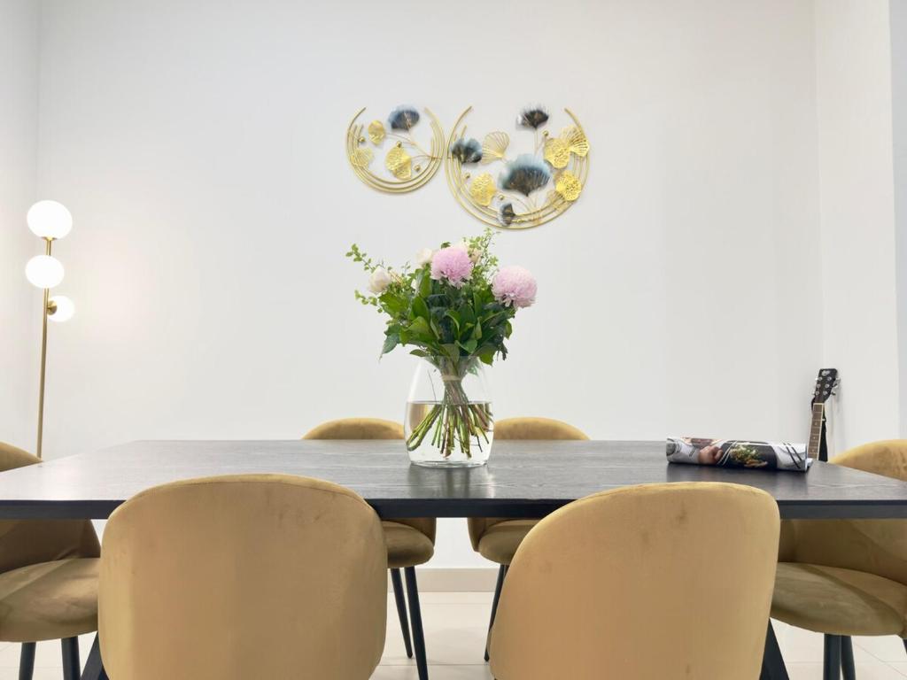 3BR Glebe Retro Jungle Escape Near Darling Harbour photo 4