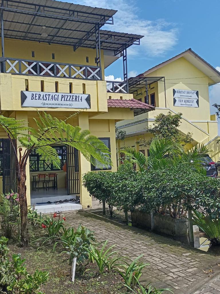Berastagi Mountain View Homestay & Pizzeria