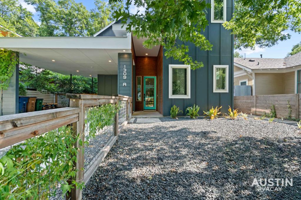 Picture-Perfect Trendy Vibes Minutes From Rainey