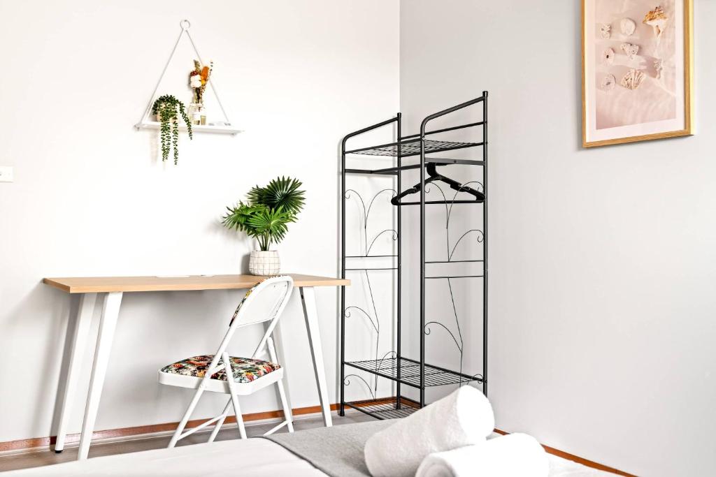 Live in Comfort - Ensuite Double Room in the Heart of Belmore photo 2