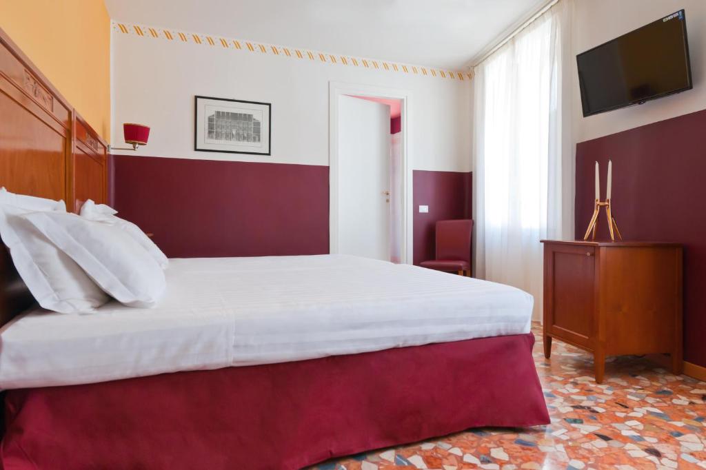 Antico Hotel Vicenza - Tap to explore photos