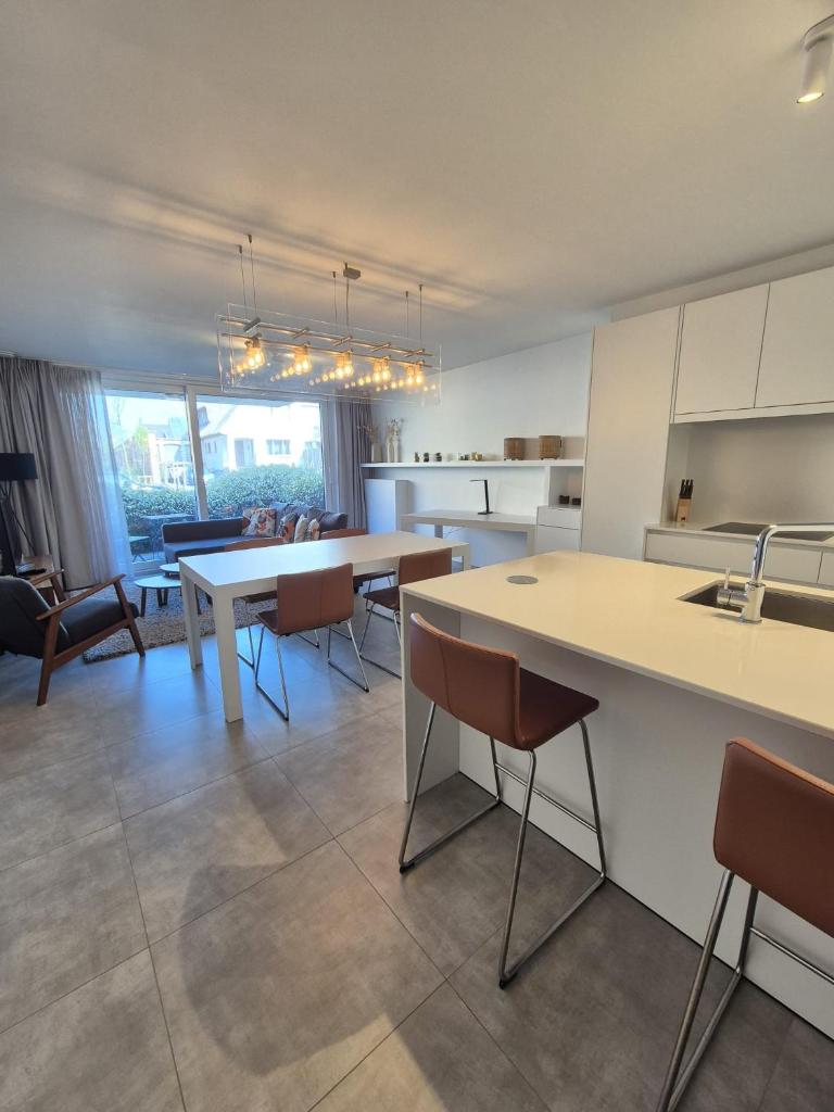 Luxury and tranquility within walking distance of the beach - with garage