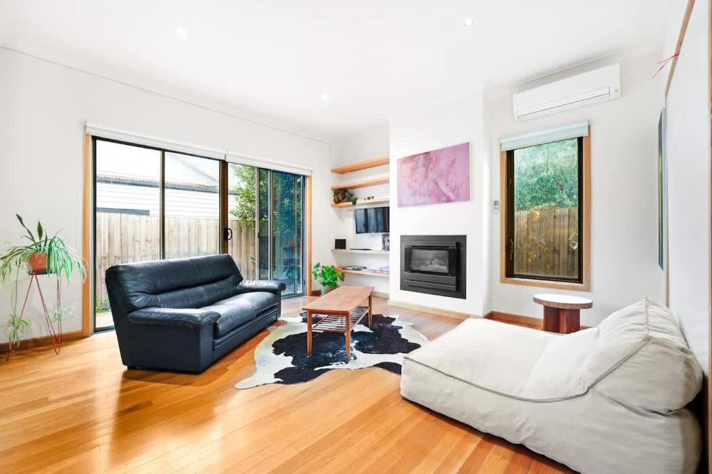 Charming Double Brick Brunswick Bungalow for 4