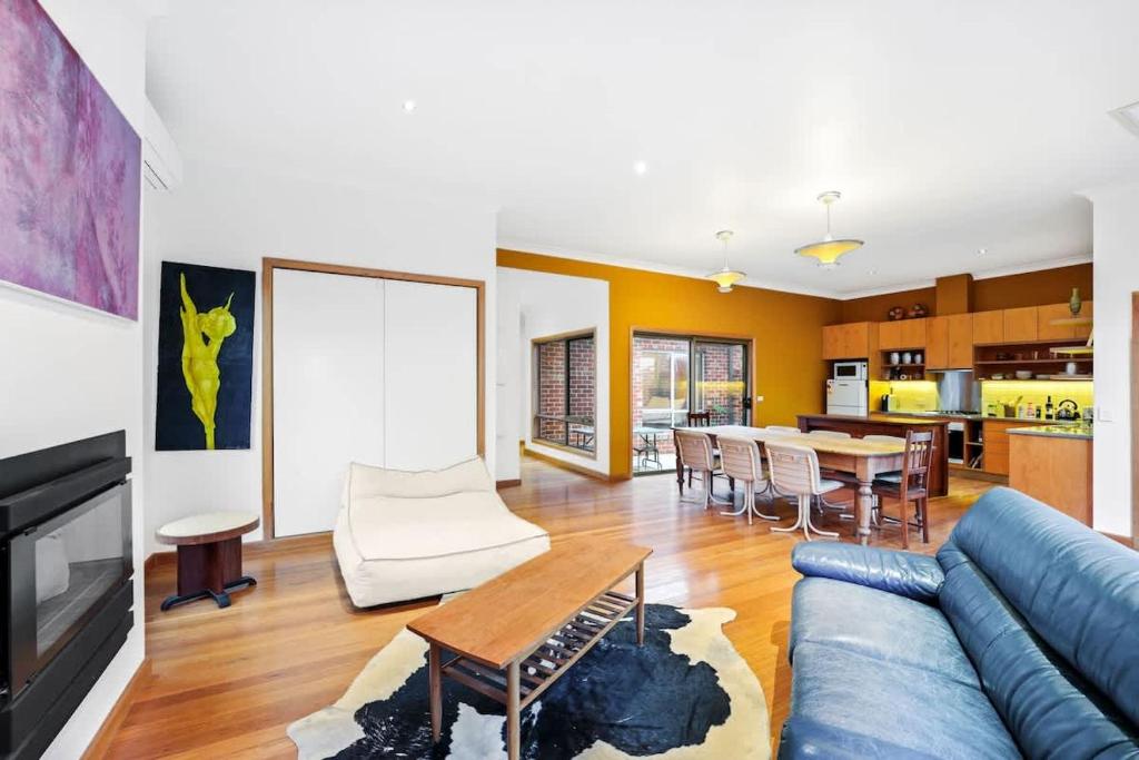 Charming Double Brick Brunswick Bungalow for 4 photo 4