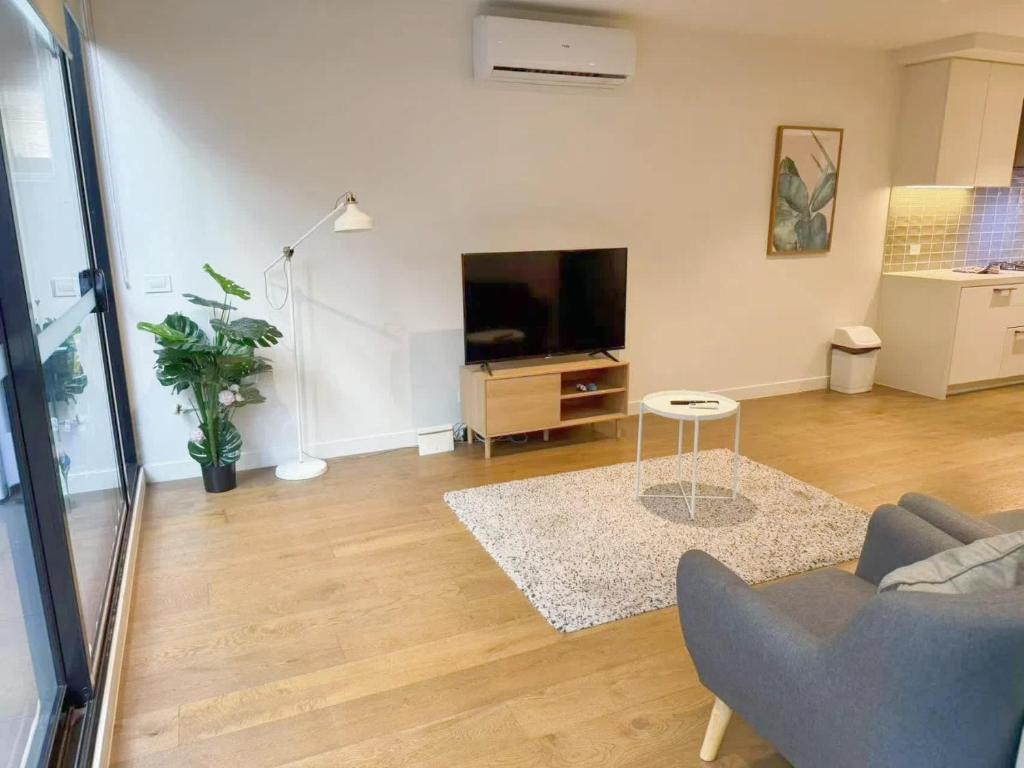 Fantastic 2 BR APT at Boxhill Centro near Hospital photo 3