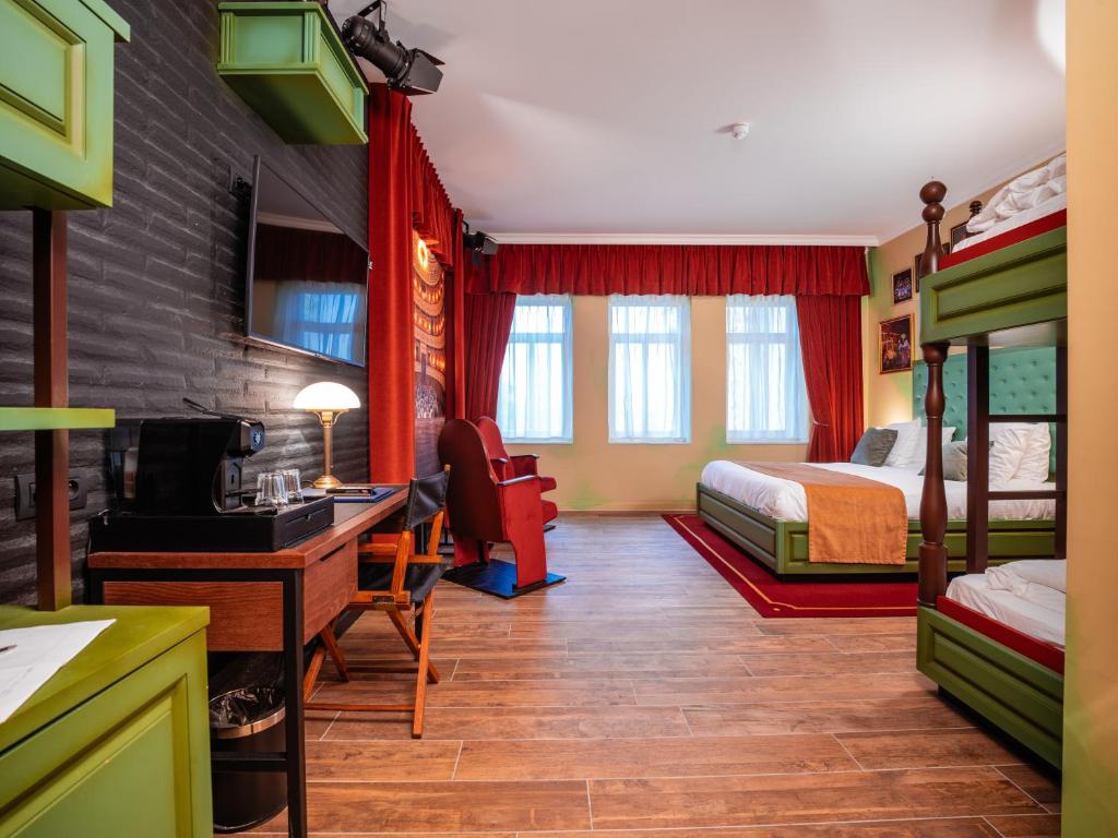 Theater Hotel photo 2
