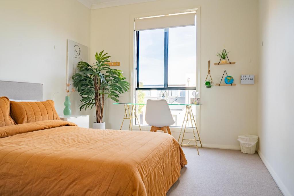 Bright 2BR Home near Beach, Free Parking, WiFi & Full Kitchen photo 2