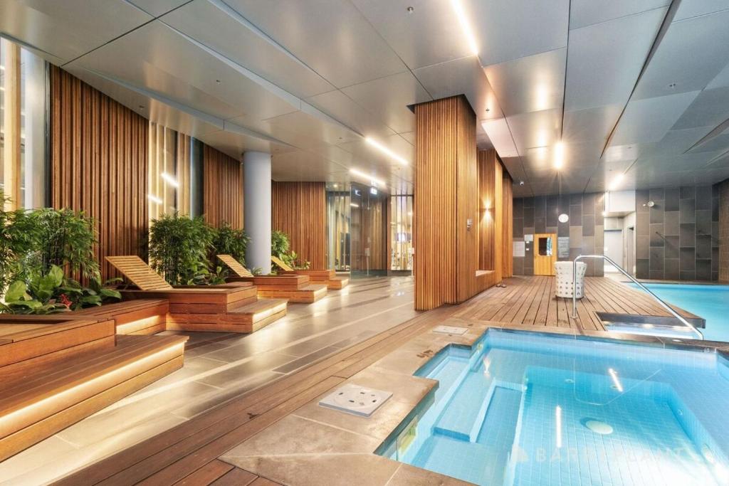 Penthouse Luxury Suite - Unmatched Views & Location photo 4