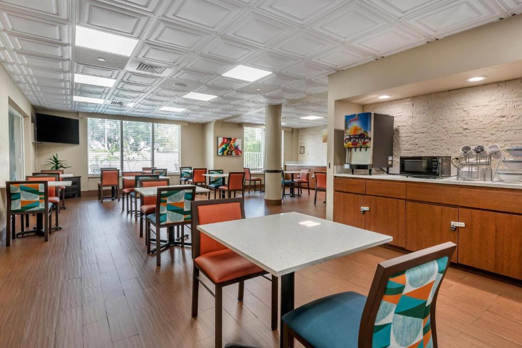 Comfort Suites Tamarac Sawgrass - Tap to explore photos
