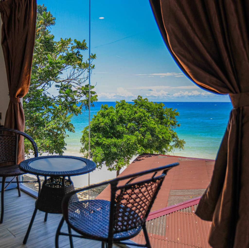 Dolphin Bay Island Resort 海豚岛 - Tap to explore photos