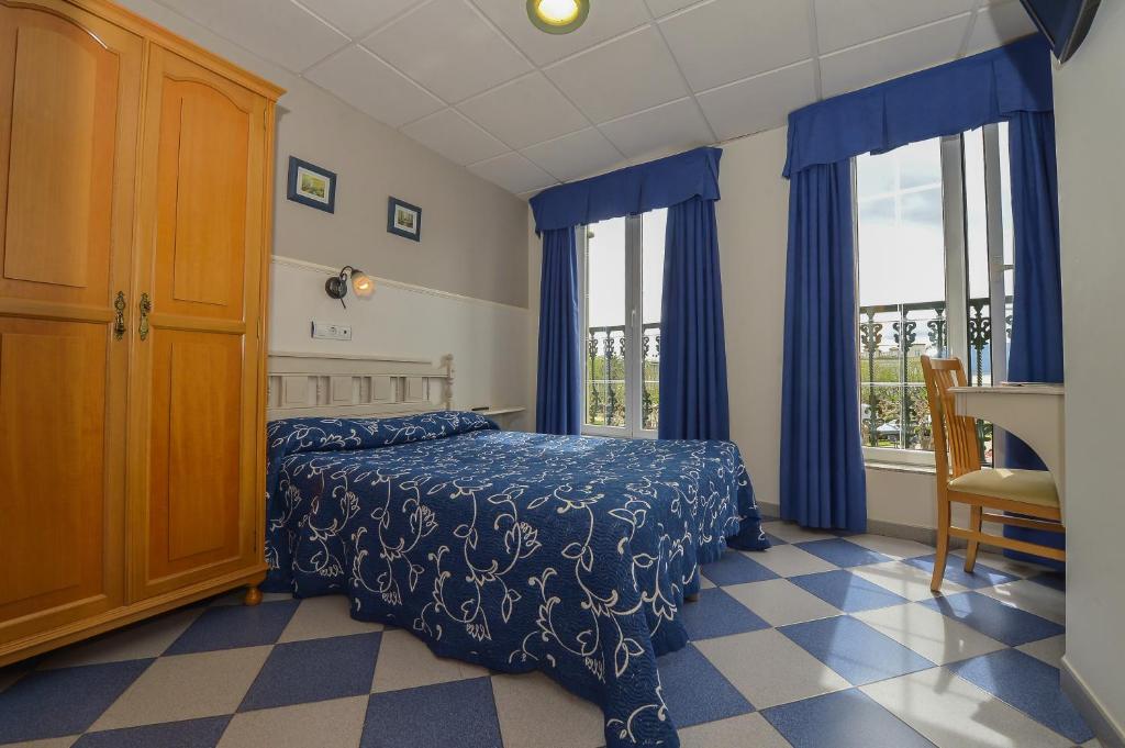 Hostal Linares photo 2